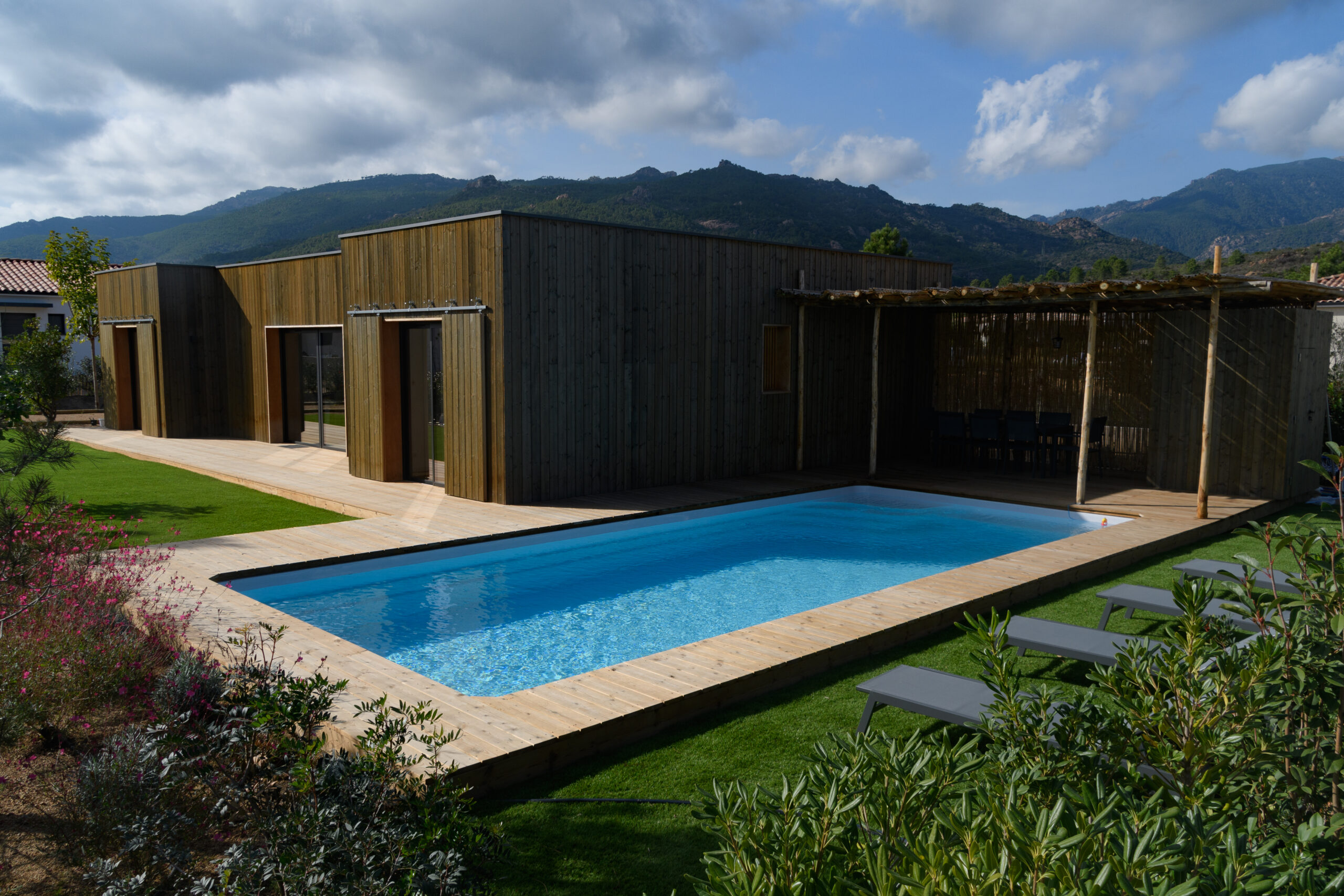 Photo de la piscine avec les montagnes en arrière plan