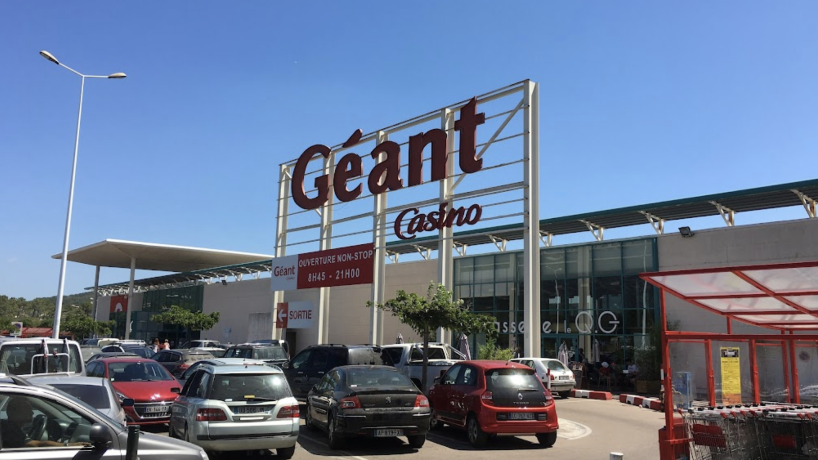 Géant Casino à l'entrée de Porto Vecchio